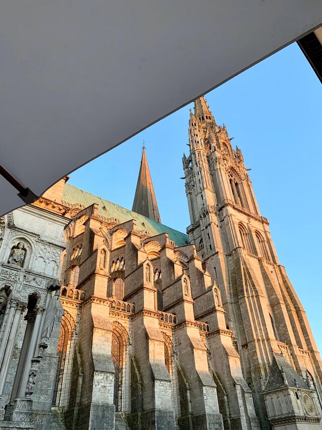 Sous le parasol...les flèches de la cathédrale