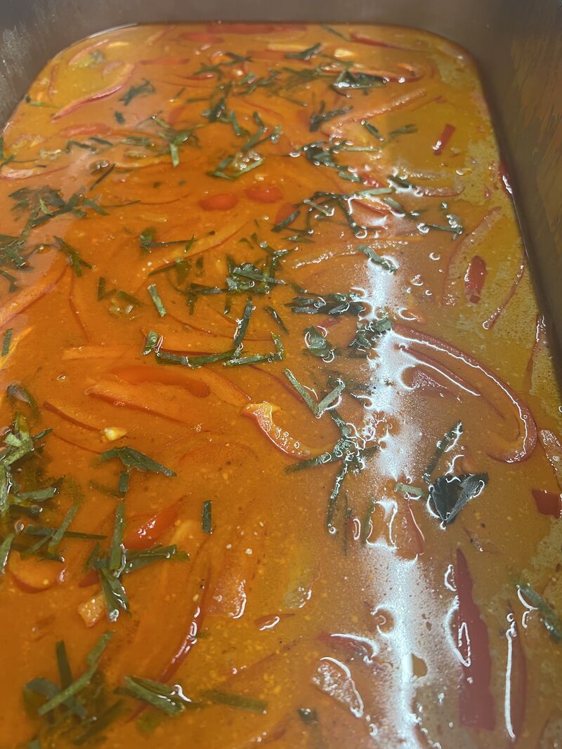 Curry paneng, feuilles de combawa et poivrons 