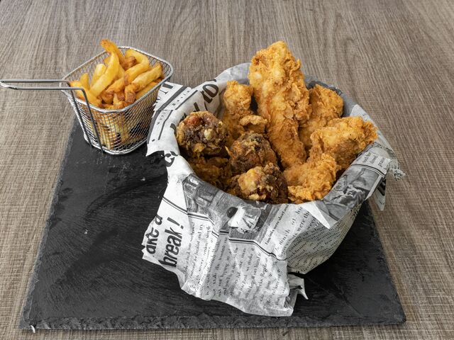Poulet frais pané sur place: tenders et hot wings