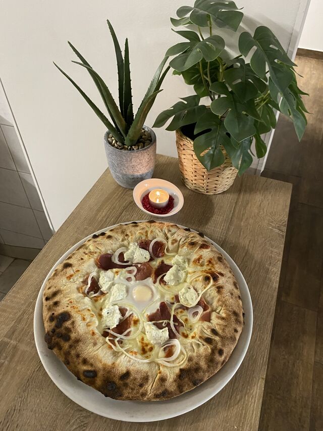 Pizza Carbonara Bord Fourrée à la mozzarella