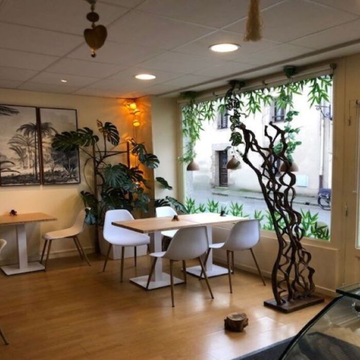 Et pourquoi pas vous poser un peu et déjeuner sur place ? Nous avons 8 places assises qui vous attentent