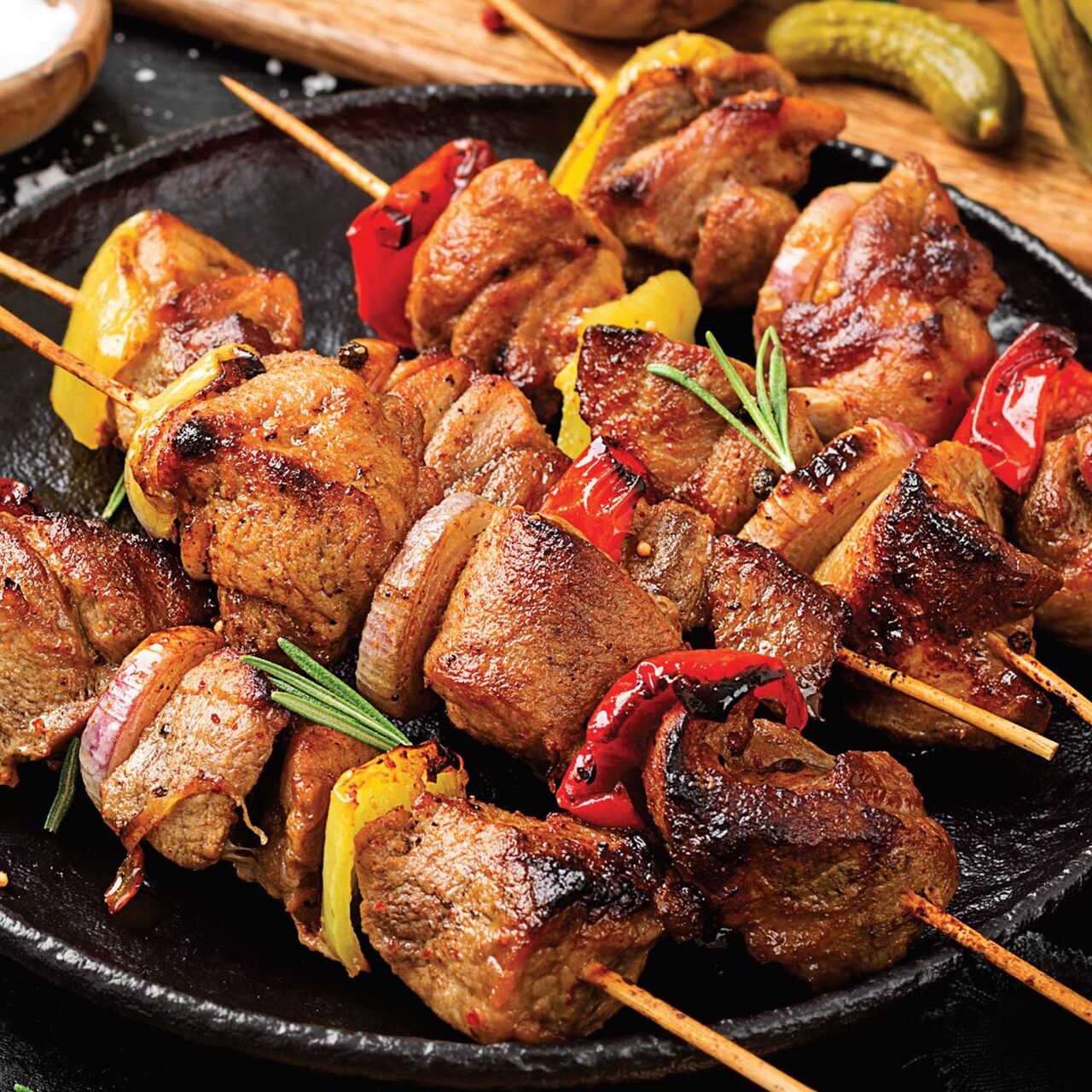 Assiettes Brochettes de poulet marinées grillées