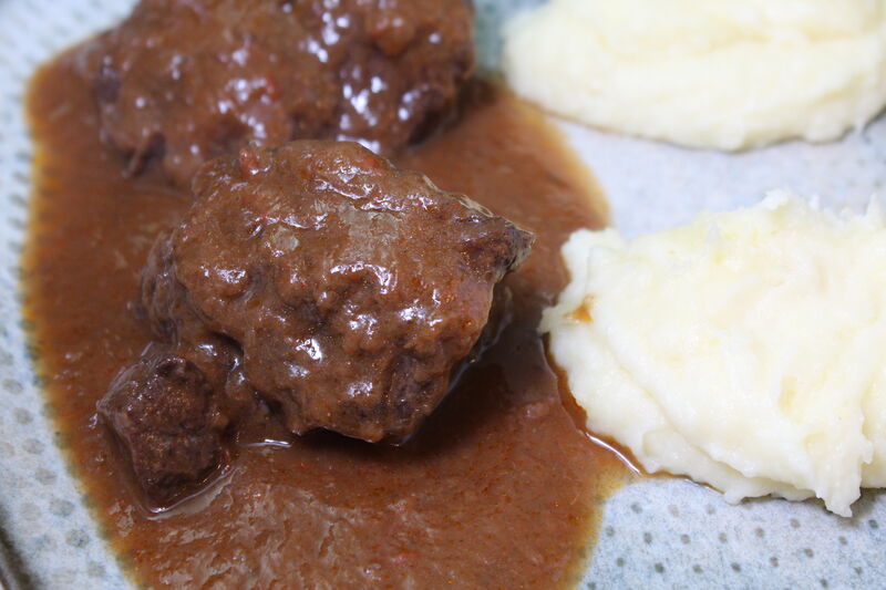 Carrilleras al vino tinto con parmentier de patata y aceite de trufa