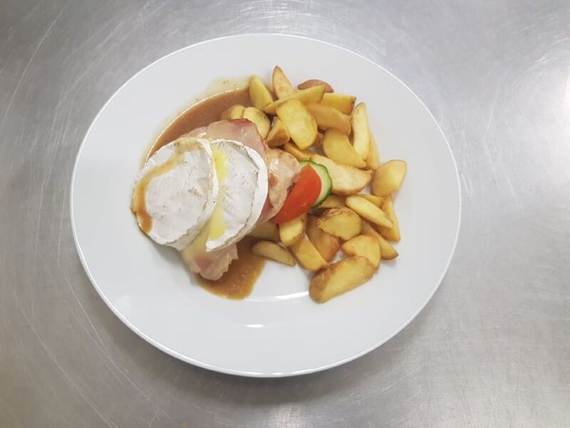 Kuřecí steak na grilu zapečený se šunkou a hermelínem, americké brambory