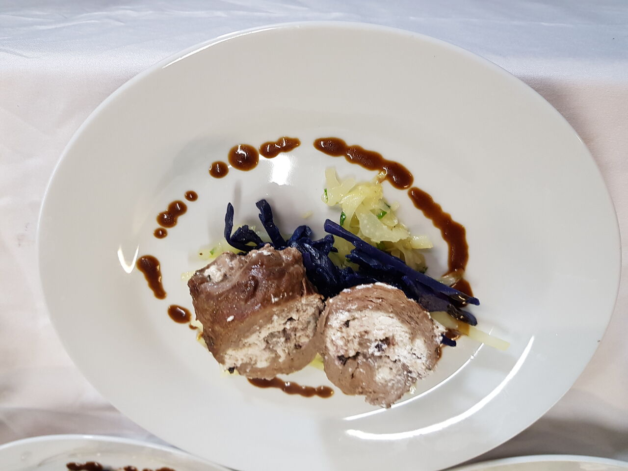 2 Gang: Roulade vom Lammrücken gefüllt mit Frischkäse und Kräutern auf zweierlei Kraut