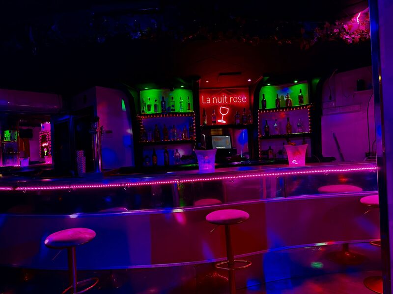 La Nuit Rose Bar 