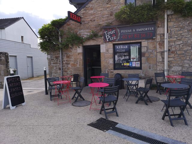La Tour de Pizz,Vue d'extérieur avec sa terrasse en été