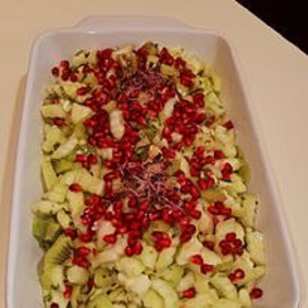 des salades, entrées, plats chaud, desserts, jus de fruits artisanaux