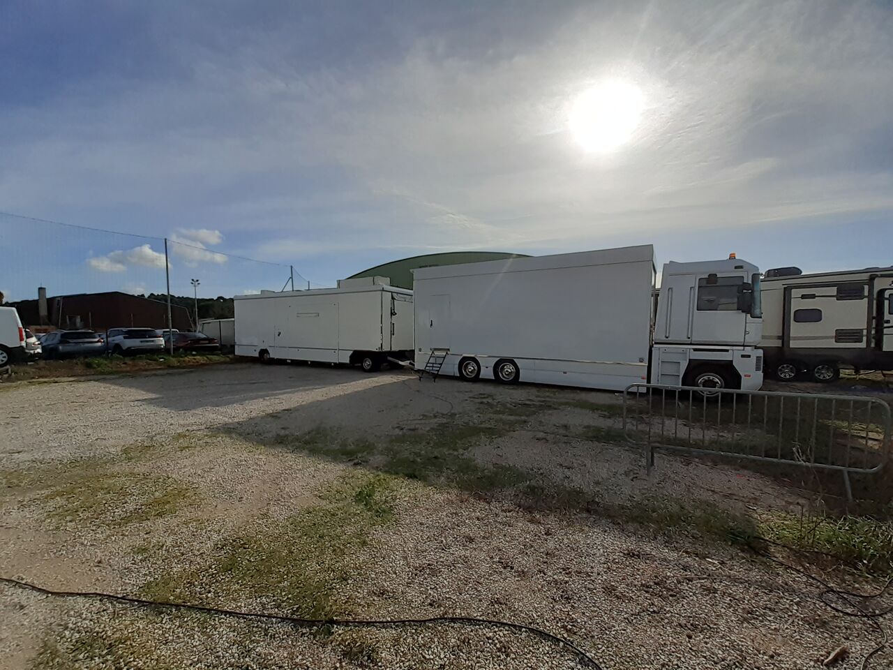 Convoie de la confiserie avec camion de réserve 
