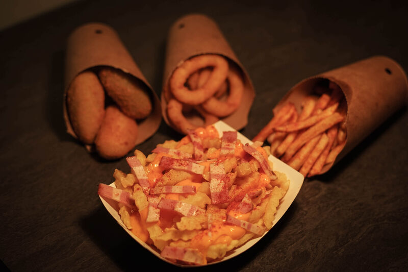 Nos différents accompagnements, chedd-frites, frites maison, oignons rings et jalapenos frits