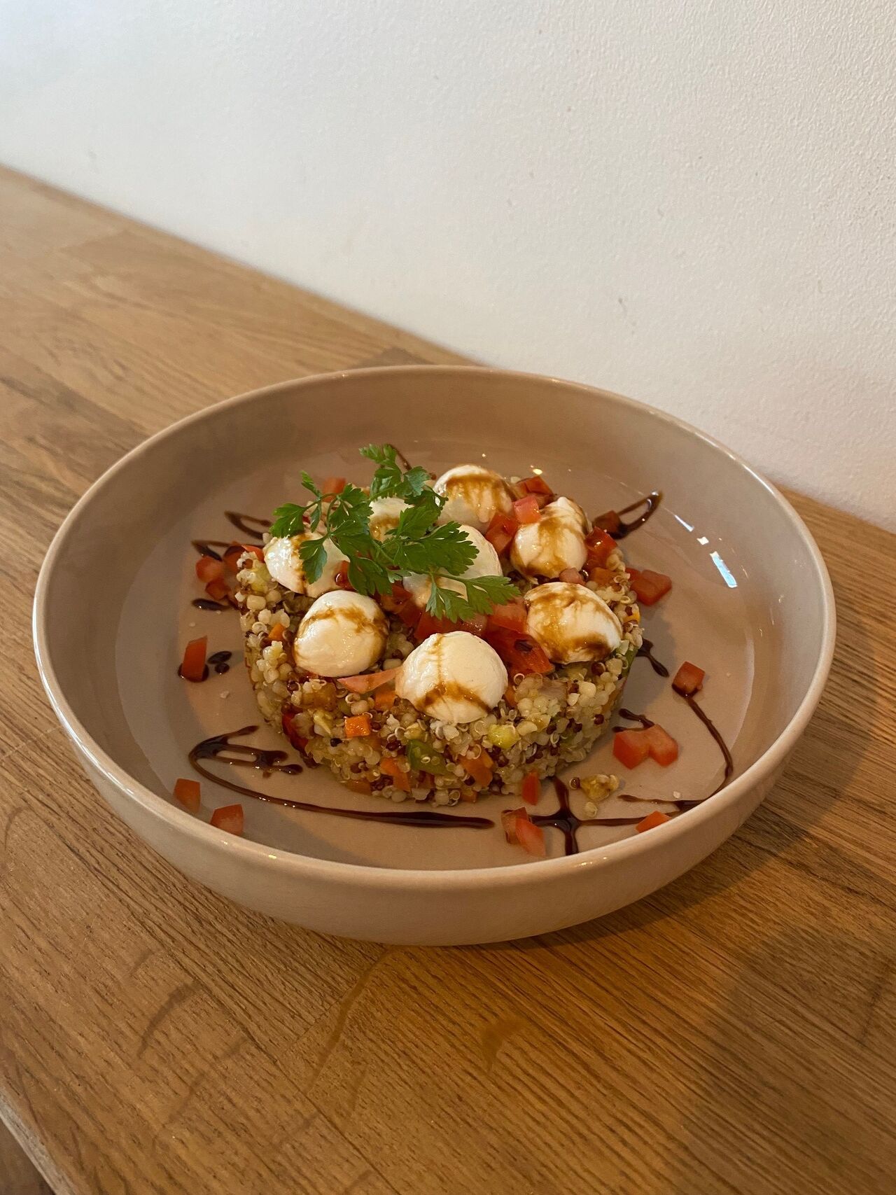 Quinoa aux petits légumes , mozzarella et son huile citronnée 