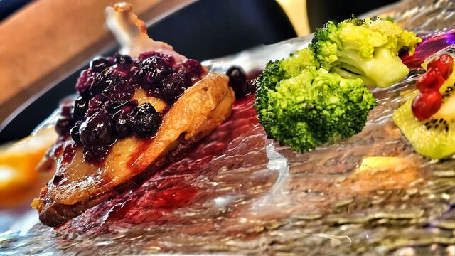 Confit de Pato bañado en frutas del bosque 