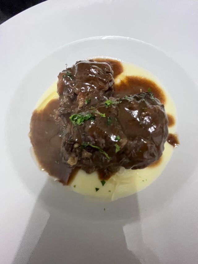 Carrillera de vaca con pure de patata