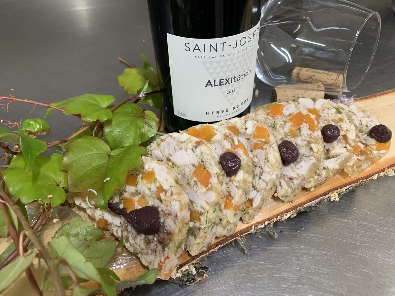 Terrine de lapin aux petits légumes et moût de raisin