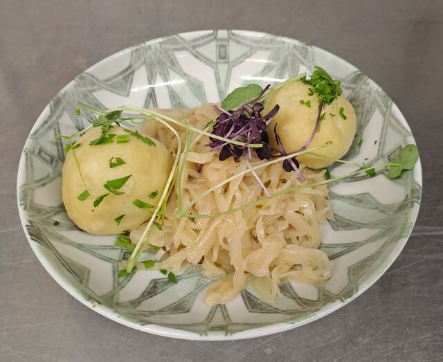 Vorspeise - hausgemachte Grammelknöderl mit Mostkraut