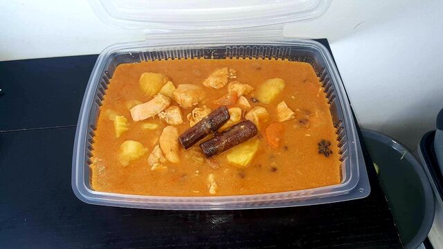 Massaman : Poulet au curry / lait de coco avec pommes de terres, servi avec du riz Sur Cde