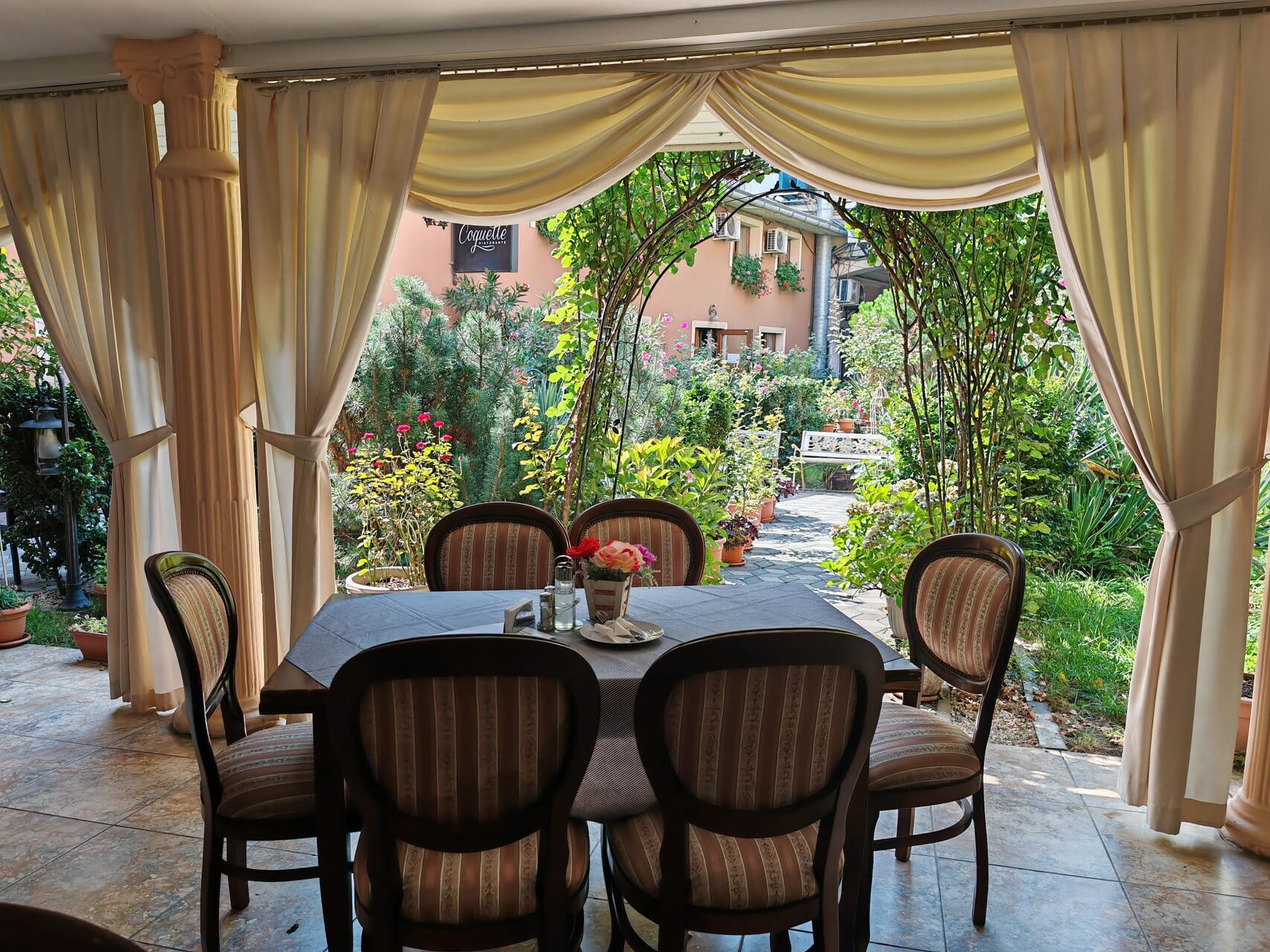 Vizitati si Restaurant Coquette la aceeasi adresa