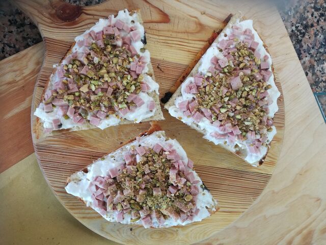 FOCACCIA FARCITA CON MORTADELLA,STRACCIATELLA,GRANELLA DI PISTACCHIO