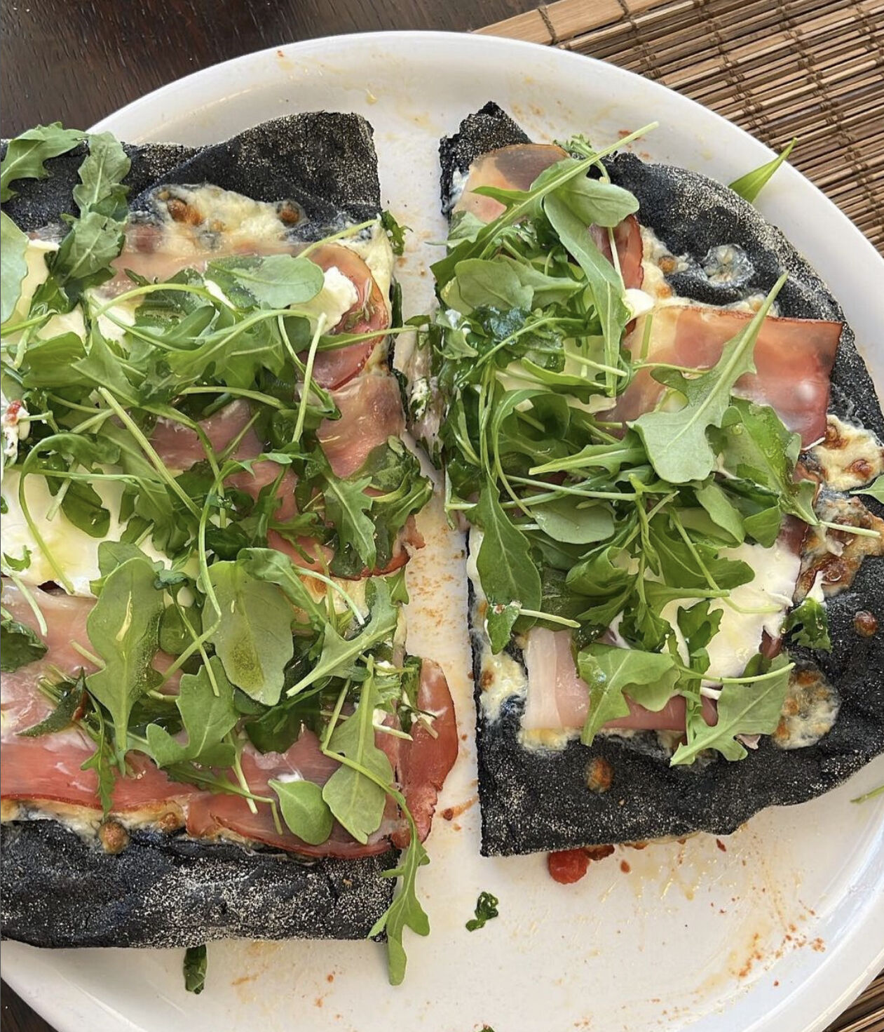 Pinsa mit schwarze Kohle und Prosciutto di Parma 