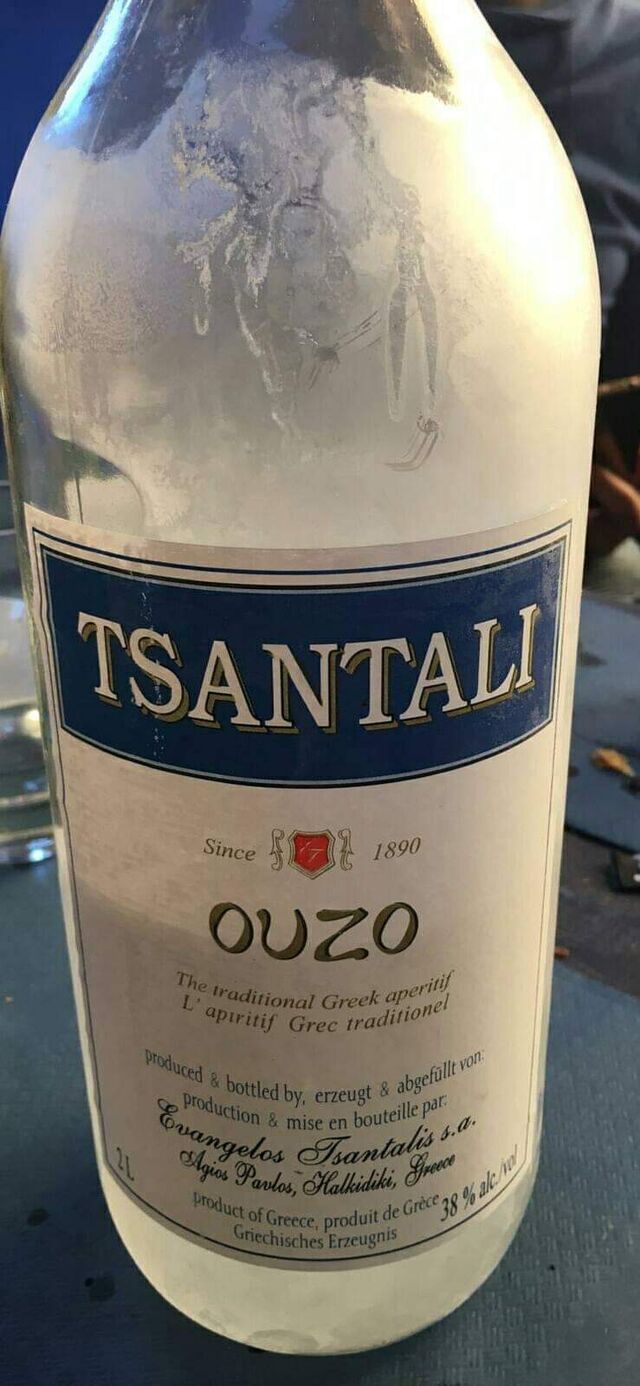 Tómate un chupito de nuestra cazalla griega Ouzo. Sabor anisado muy suave.