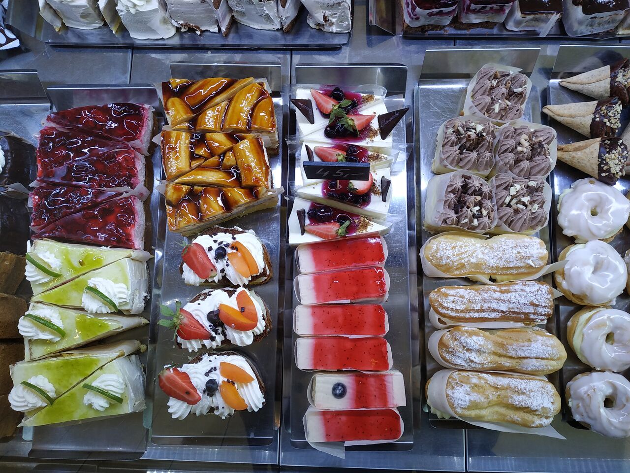 Široká nabídka zákusků 