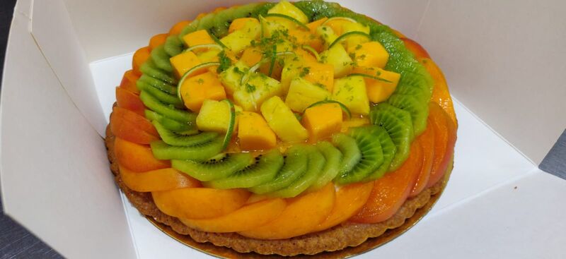 Tarta exótica 8pax/24€.
Base sablé breton con cremoso chocolate blanco, mermelada casera de naranja y su fruta exótica.