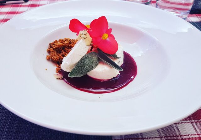 Slatkoga nikada dosta zato smo i uveli nove deserte : Semifredo od tartufa/pistachia ili Mousse čokolade 