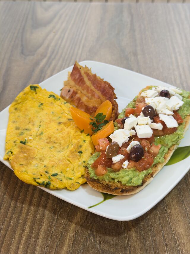 Omelette con bacon e bruschetta