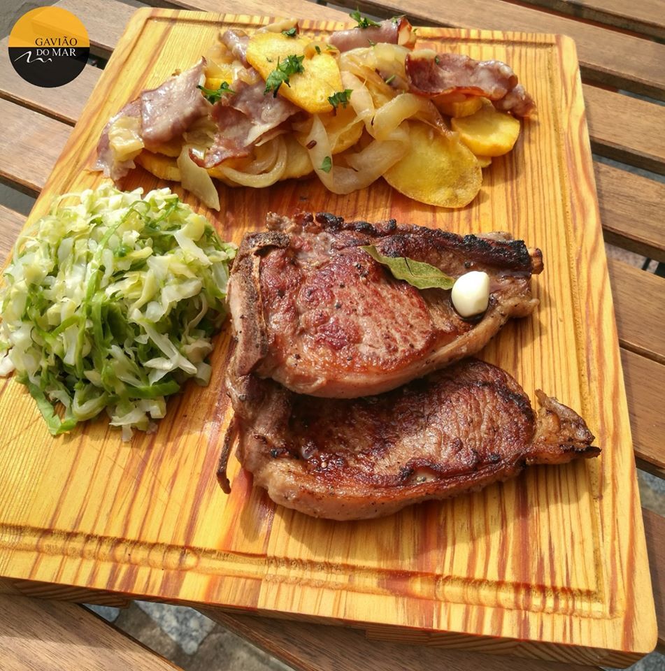 Costeleta de vitela com batatas saloias e legumes salteados