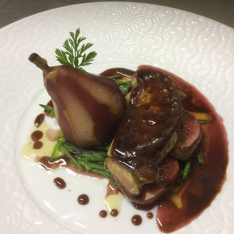 Noisette de chevreuil, poire pochée, foie gras de canard grillé sauce cassis et chocolat 