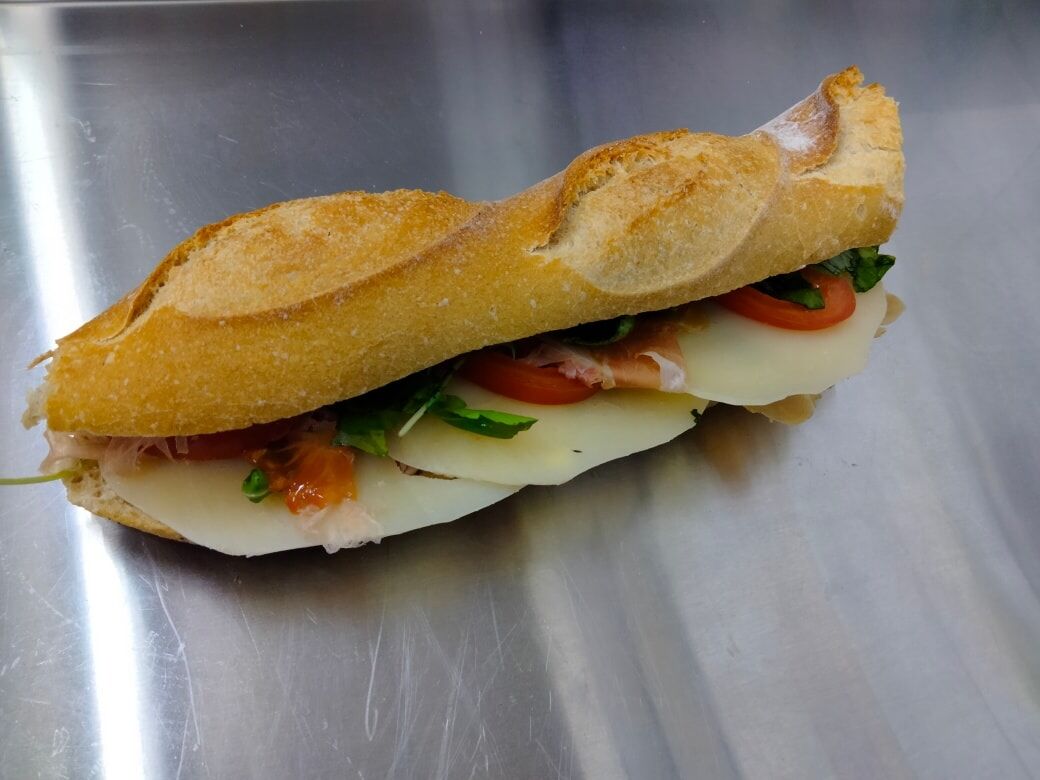 Dégustez les sandwichs de la Stazione composés uniquement de produits italiens frais