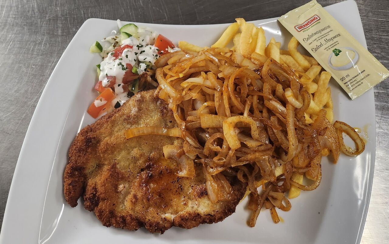 Schnitzel mit gerösteten Zwiebeln