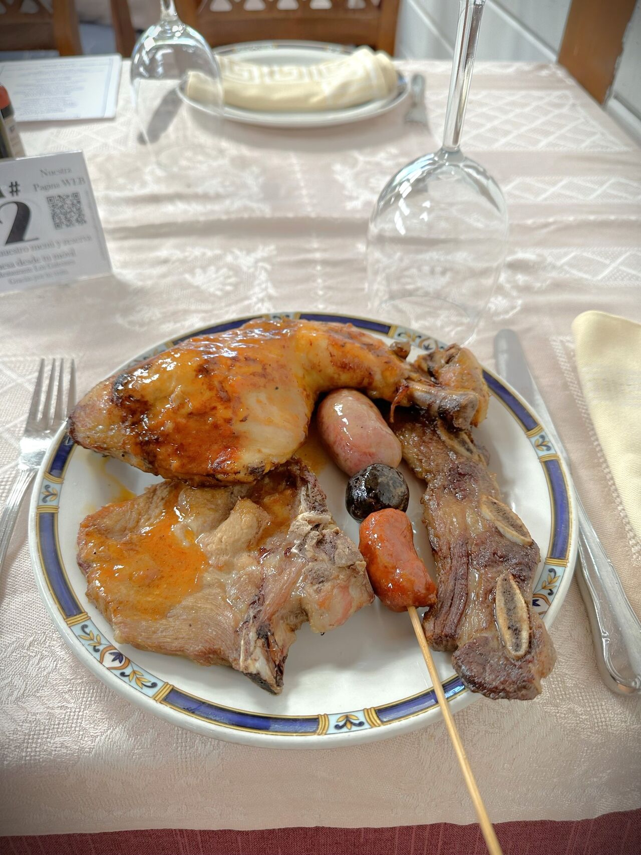 Parrillada de carnes (Trasero de pollo, Brocheta de chorizos y morcilla, Churrasco y Chuleta de aguja)