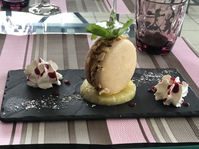 Macaron au Chocolat, Tranche d'Ananas Frais
