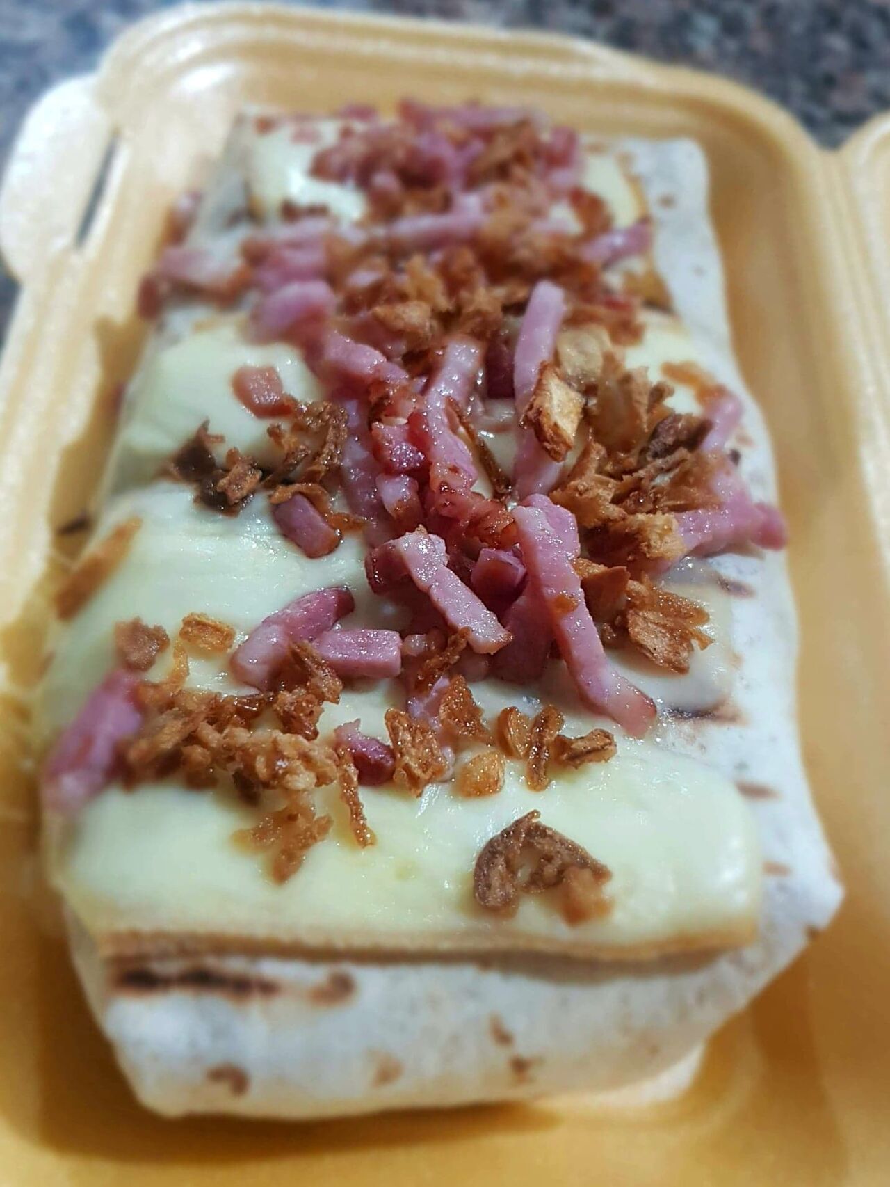 Tacos Montagnard (avec boisson)
1 viande: 9€
2 viandes: 10€
3 viandes: 11€
Gratiné raclette, lardons, oignons frits 