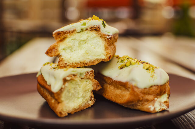 Еклер фісташковий - чіз крем, фісташкова паста.