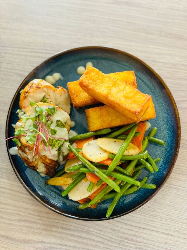 Pierś z kurczaka faszerowana musem szpinakowym, podaną z rosti i sezonowe warzywa 