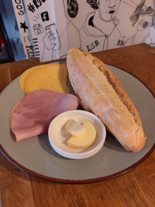 Breakfast - Ambachtelijk baguette met boter, hesp & Passendale caractère kaas