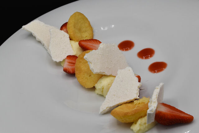 Tarte aux fraises revisitée, crème légère au poivre de Timut, sablé breton et éclats de meringue