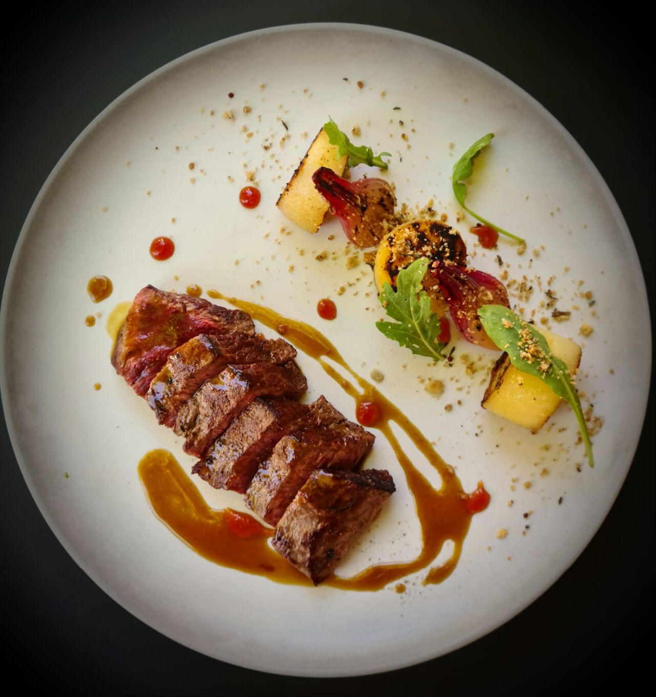 -LE BŒUF
Faux filet de bœuf, pomme de terre confite, oignons nouveau condiment ail noir