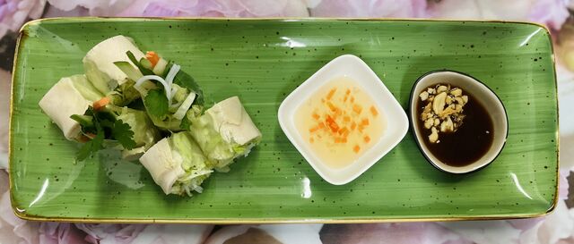 Sommerolle mit Hühnerfleisch. 