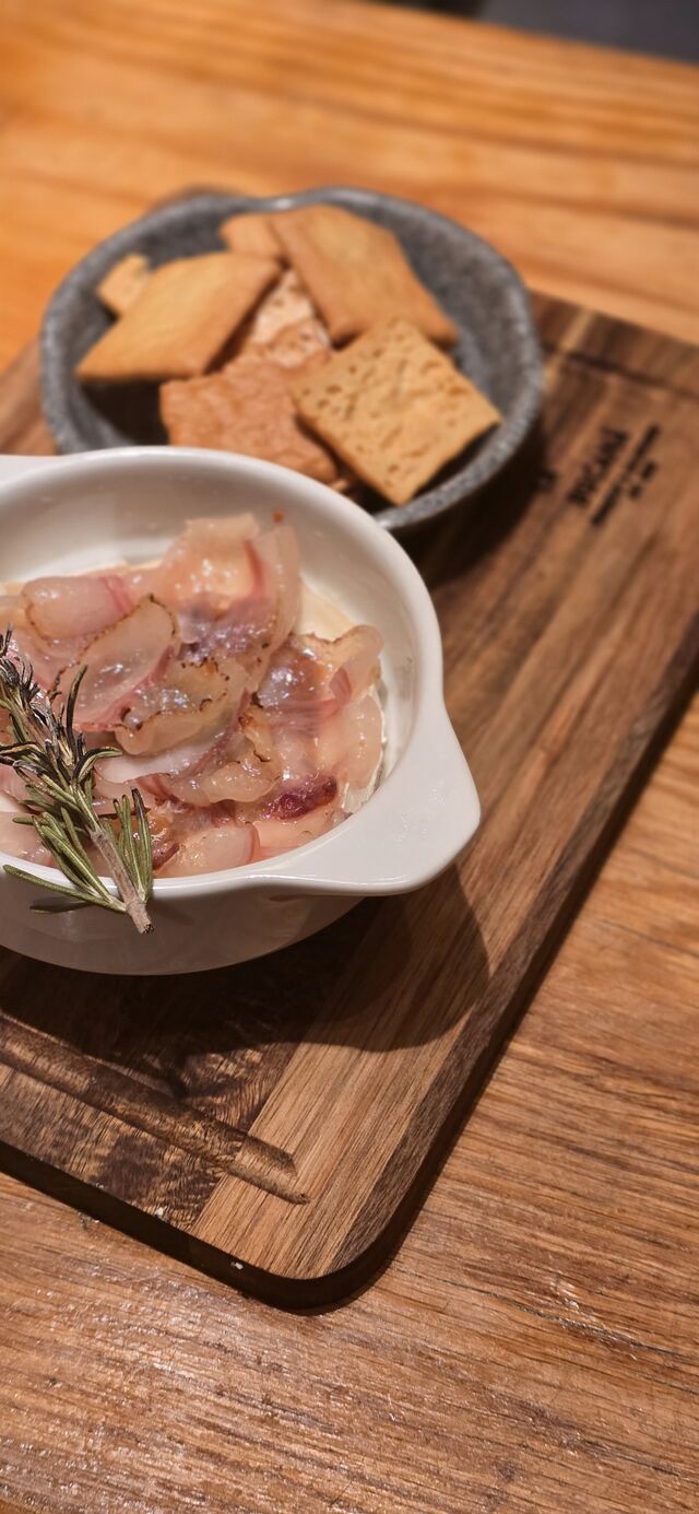 Queso tomino soasado con panceta y tomate seco