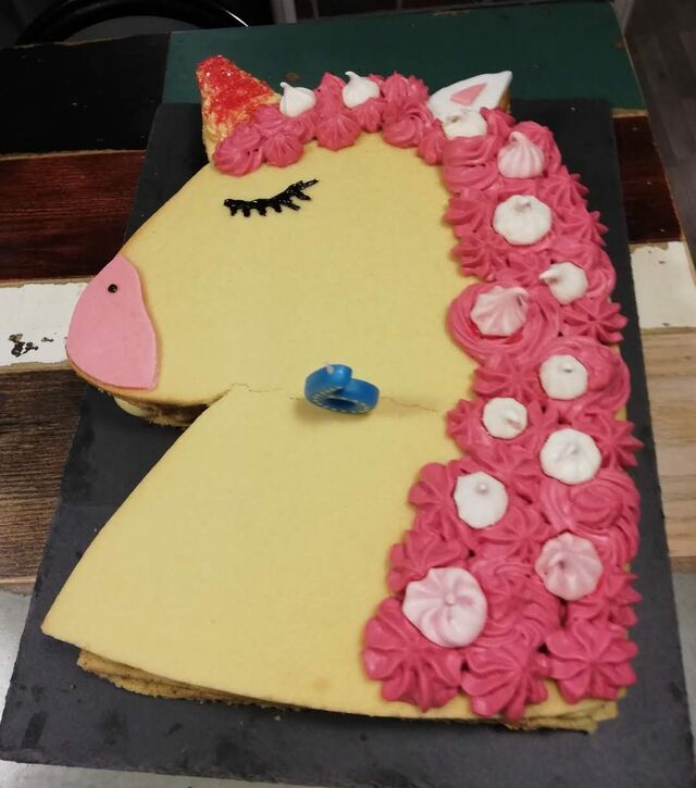 Unicorn cake (biscuit joconde ,pâte sablée, crème diplomate chocolat, crème diplomate vanille, ganache à la fraise)