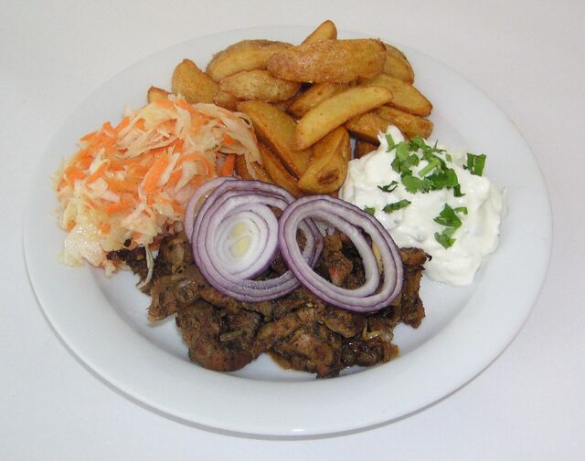 Ein klassiker: Gyros, Tzaziki, Kraursalat, Wedges