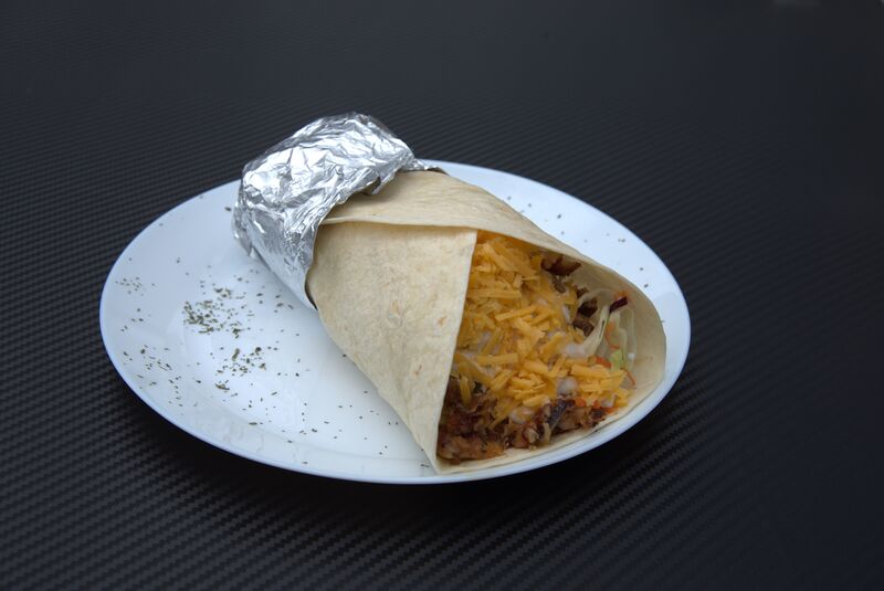 Giga gyros tortilla friss zöldségekkel, gyros hússal, cheddar sajttal.