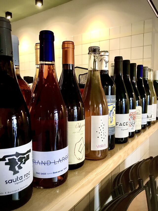 Une cinquantaine de références de vins bios, biodynamiques, ou naturels, dispo sur place ou à emporter.
(Nossa Pizzeria Sète)