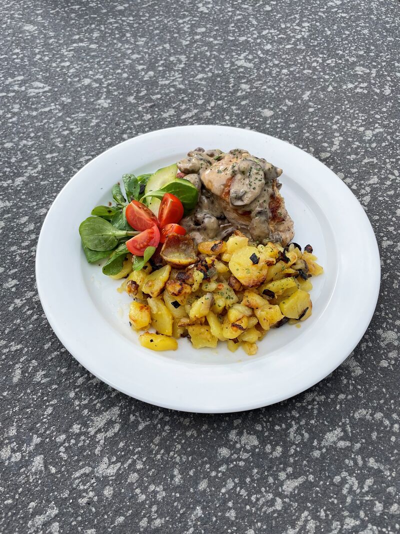 Champignon-Rahm-Putenbrustfilet an Bratkartoffeln
