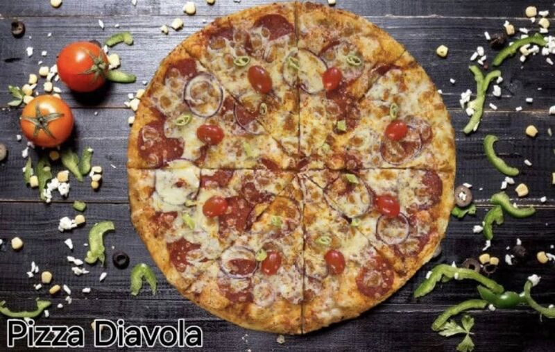 Sos rosii, mozzarella, salam picant, ceapă roșie, rosii cherry, ardei iute.