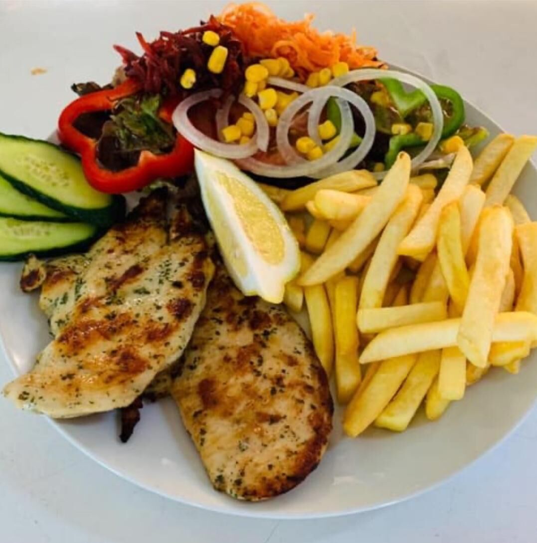 GARLIC CHICKEN BREAST WITH CHIPS AND SALAD