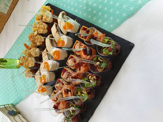 LA TIMBALINE est aussi traiteur,
Nous réalisons tout type d'évènements ( mariage, baptêmes, anniversaires...). 